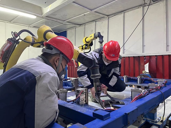 14點，江蘇長江智能制造研究院有限責(zé)任公司秦拓、王豪在無錫現(xiàn)場進行新能源電池托盤焊接項目的設(shè)備安裝及調(diào)試工作.jpg