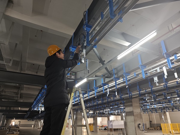 6. 浙江杭州，北自科技陳凱在化纖懸掛線項目上檢查電氣線路.jpg