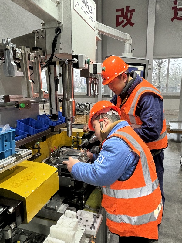 2. 浙江嘉興，智能裝配事業(yè)部陶東凱、韓冰華在AMT變速箱柔性生產(chǎn)線項目現(xiàn)場調(diào)試.jpg