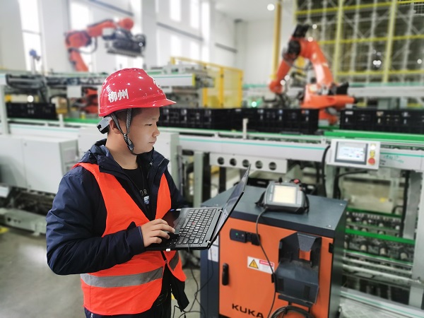 3. 廣西柳州，專用電路事業(yè)部金富強正在電芯成品緩存輸送系統(tǒng)項目中進行設備調(diào)試.jpg