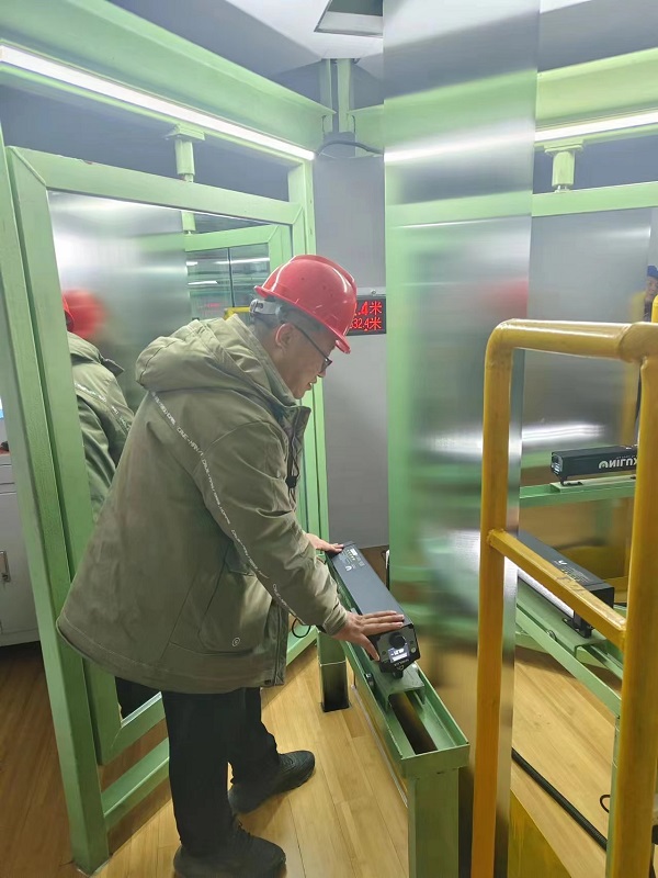 4. 山東臨清，冶金事業(yè)部劉波正在檢查帶鋼表面質(zhì)量.jpg