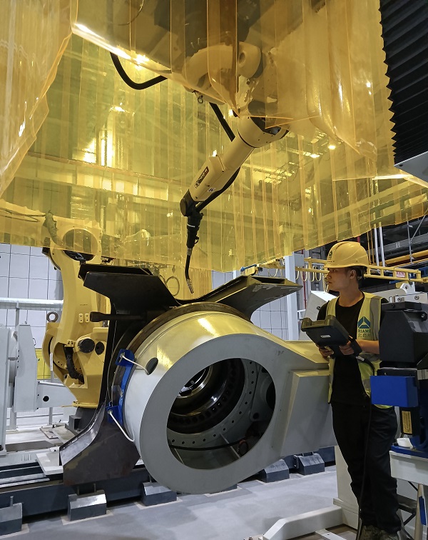 5. 山西太原，機器人事業(yè)部趙海如在挖焊接生產(chǎn)線上進行焊接工藝調(diào)試.jpg